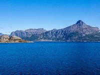 Vorbei an Inseln und spitzen Berggipfeln - Westküste